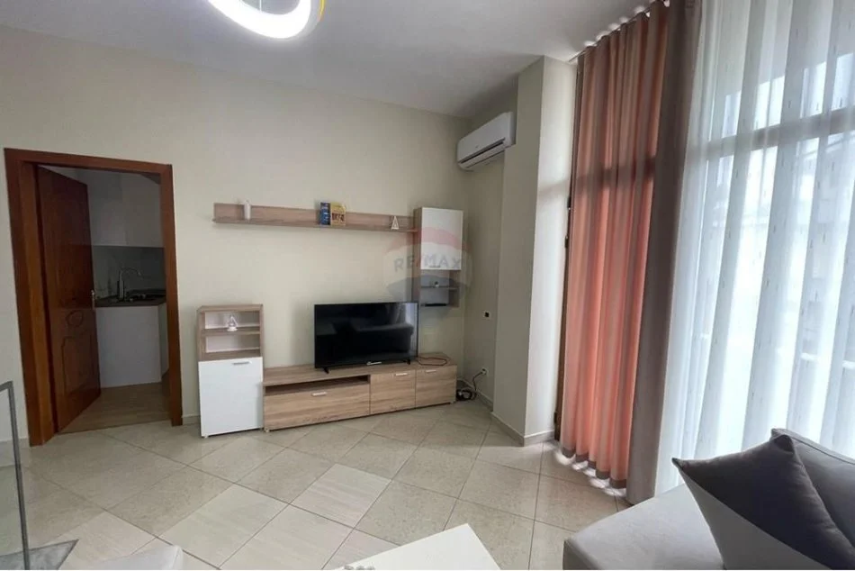Tirane, jepet me qera apartament 2+1+Ballkon Kati 2, 90 m² 650 € (Liqeni i Thate)