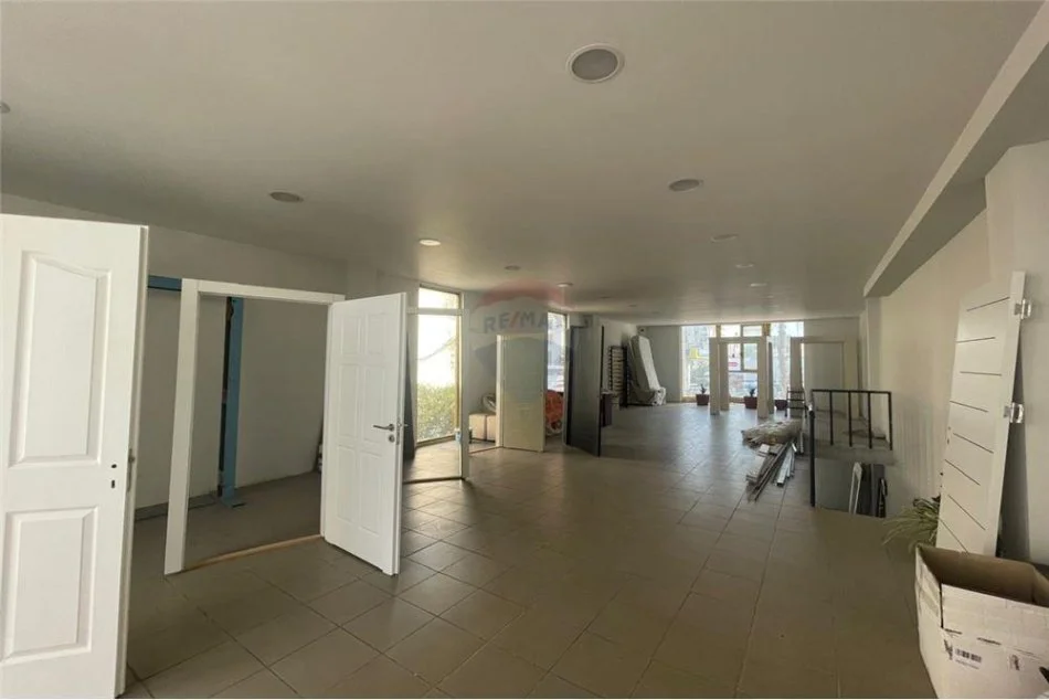 Tirane, jepet me qera ambjent biznesi Kati 0, 180 m² 1.300 € (Ambient biznesi per qira buze rruge Laprake.)