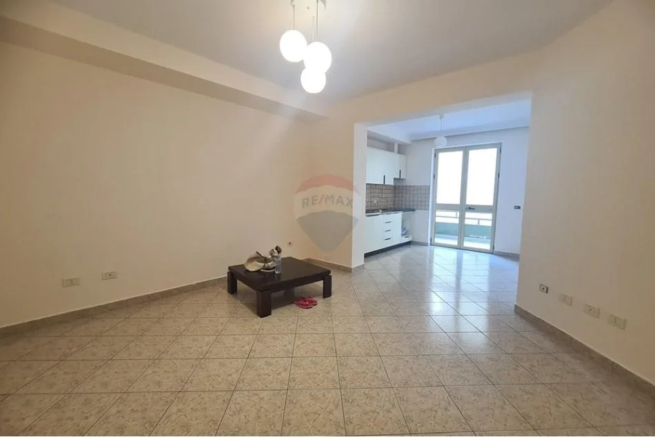Tirane, jepet me qera apartament 1+1 , 450 € (Myslym Shyri)