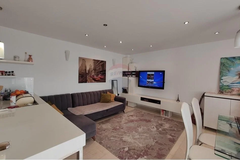 Tirane, jepet me qera apartament 2+1 Kati 9, 93 m² 800 € (Myslym Shyri)