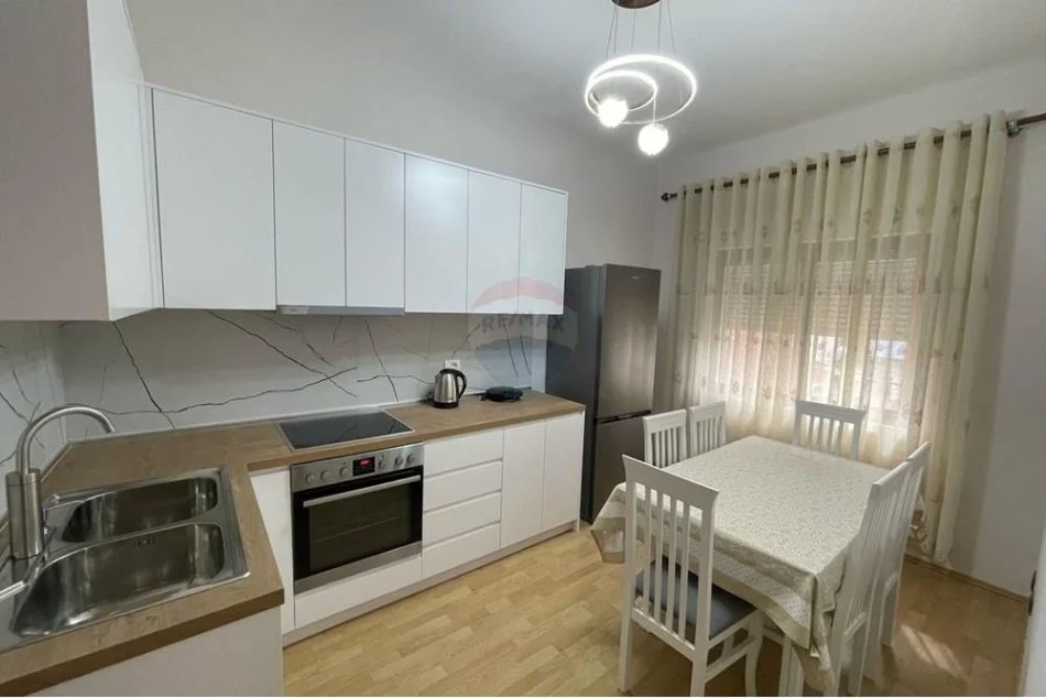 Tirane, jepet me qera apartament 2+1+Ballkon Kati 2, 90 m² 650 € (Liqeni i Thate)