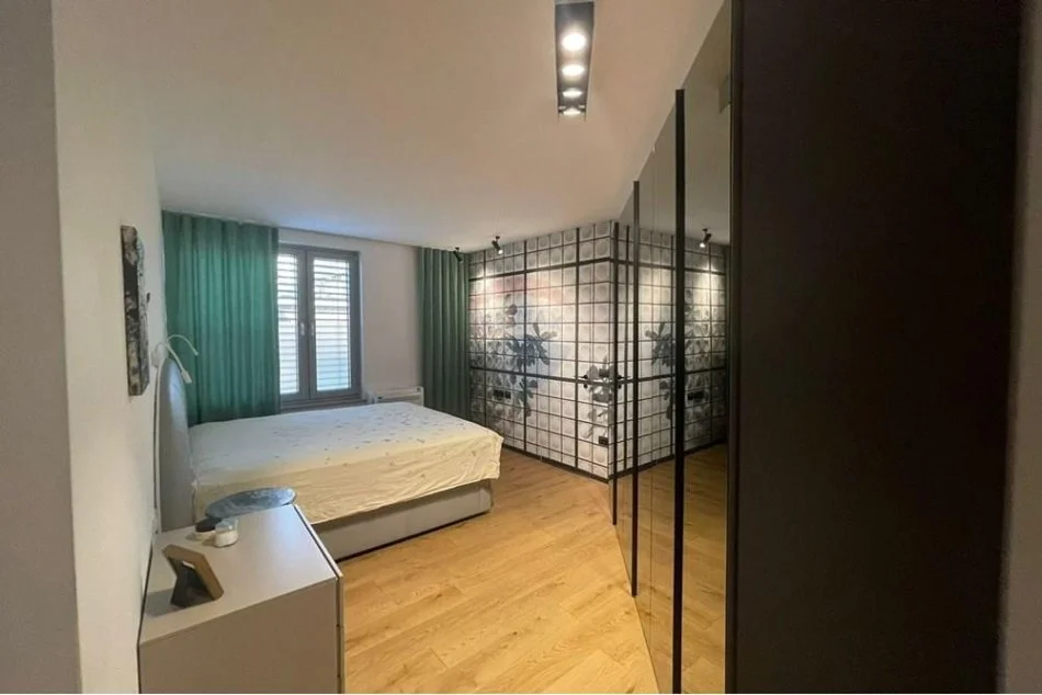 Tirane, jepet me qera apartament 3+1+Aneks+Ballkon Kati 4, 115 m² 2.200 € (Rruga Emin Duraku)