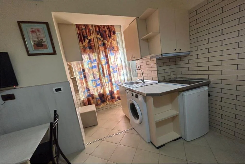 Tirane, jepet me qera apartament 1+1 Kati 2, 47 m² 300 € (Rruga Besa)