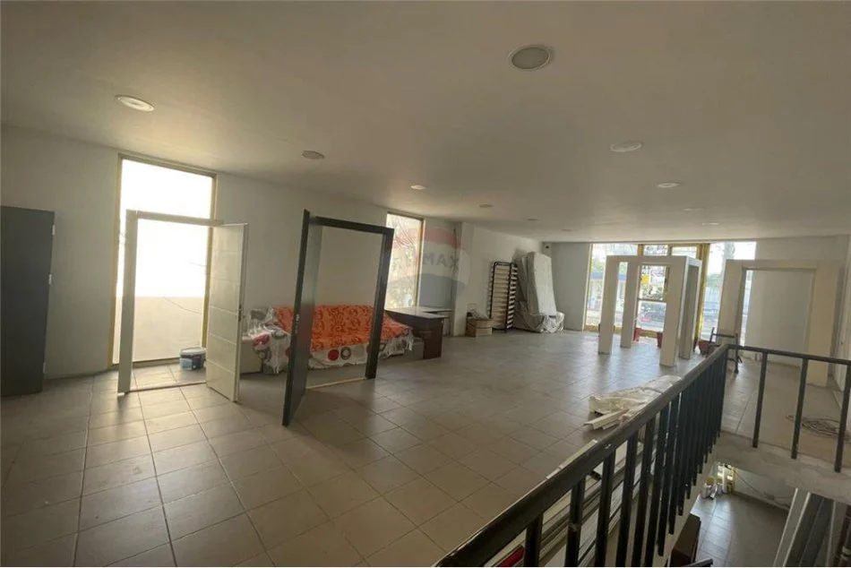 Tirane, jepet me qera ambjent biznesi Kati 0, 180 m² 1.300 € (Ambient biznesi per qira buze rruge Laprake.)