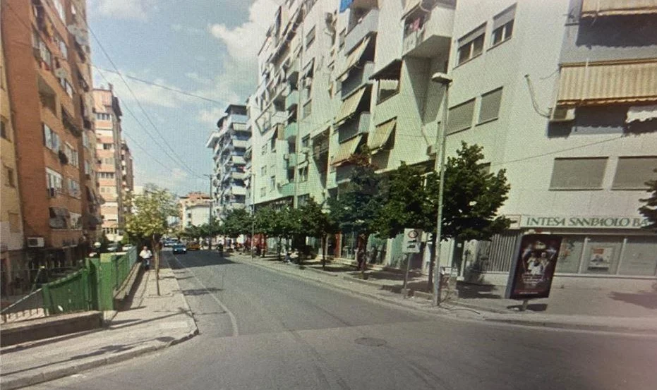 Tirane, jap me qera dyqan , 140 m² 2.700 € (komuna e parisit)