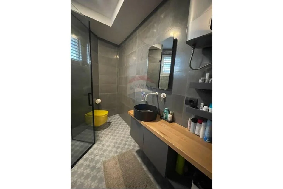 Tirane, jepet me qera apartament 3+1+Aneks+Ballkon Kati 4, 115 m² 2.200 € (Rruga Emin Duraku)