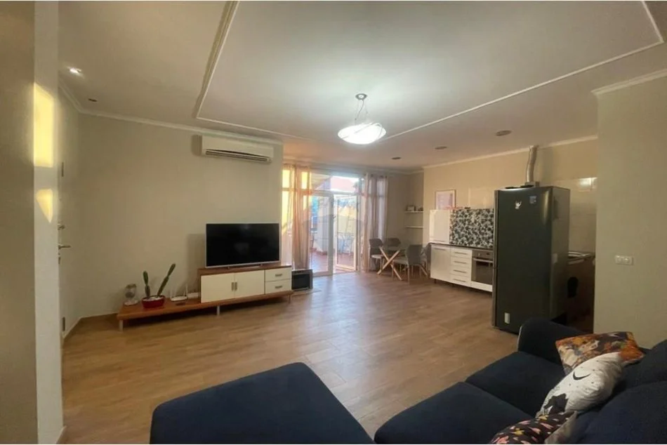 Tirane, jepet me qera apartament 2+1 , 650 € (Komuna)