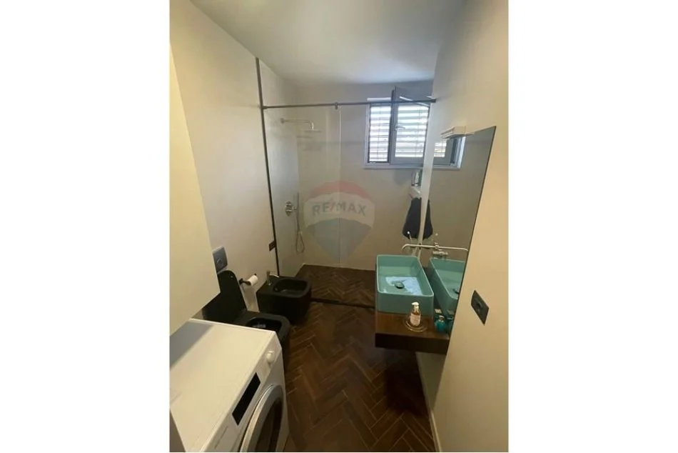 Tirane, jepet me qera apartament 3+1+Aneks+Ballkon Kati 4, 115 m² 2.200 € (Rruga Emin Duraku)