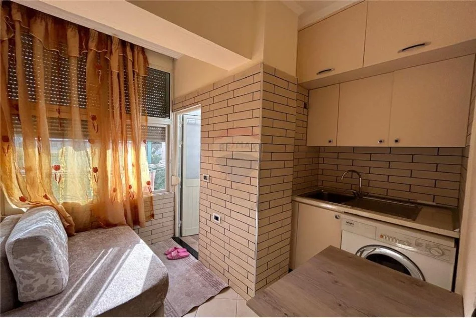 Tirane, jepet me qera apartament 1+1 Kati 2, 60 m² 350 € (Rruga Gjon Mili)