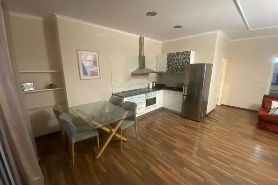 Tirane, jepet me qera apartament 2+1 , 650 € (Komuna)