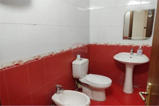 Tirane, jepet me qera apartament 2+1 Kati 4, 122 m² 500 Euro (Don Bosko)