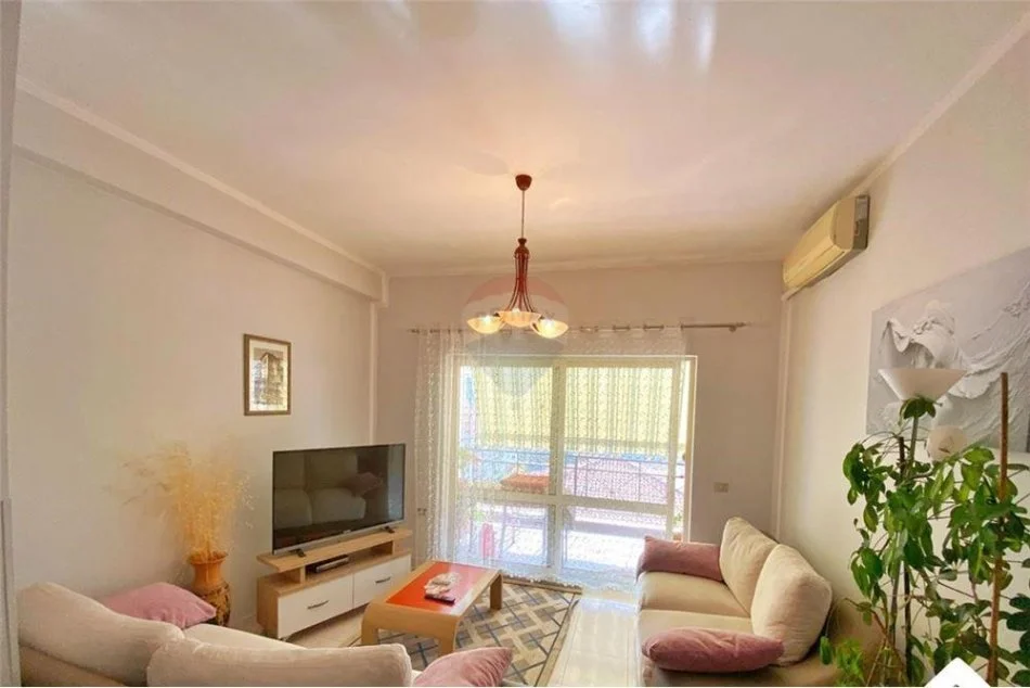 Tirane, jepet me qera 3+1 Kati 3, 140 m² 650 € (JEPET APARTAMENT PER QIRA TE BLLOKU I AMBASADAVE!)