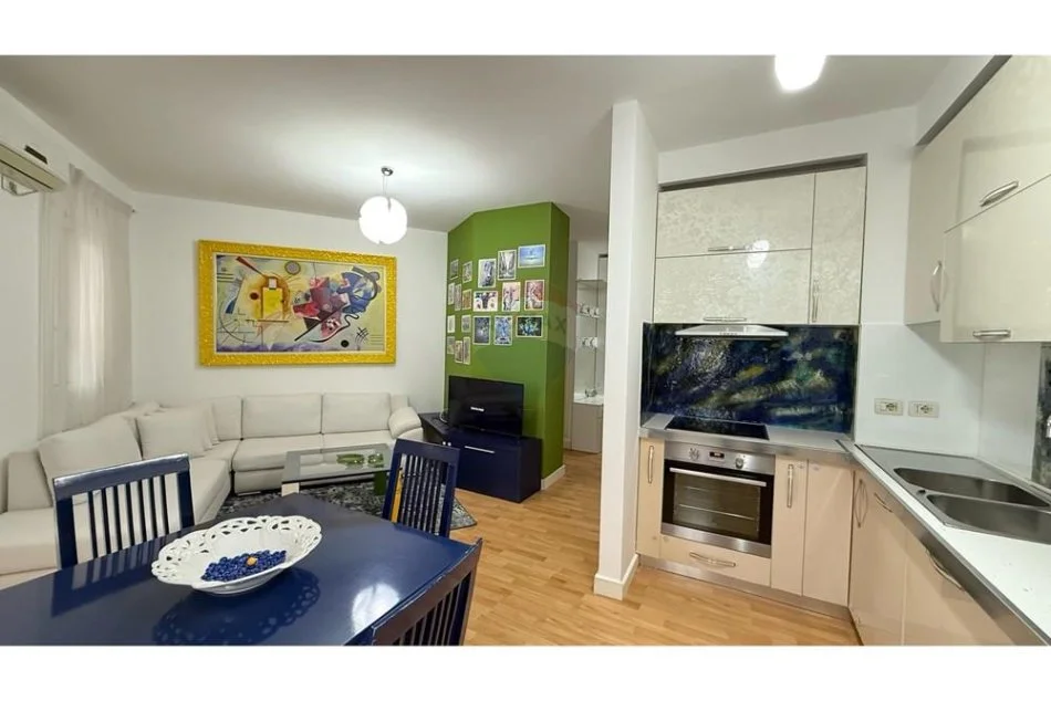 Tirane, jepet me qera apartament 2+1 Kati 3, 95 m² 600 € (Rruga Frosina Plaku)