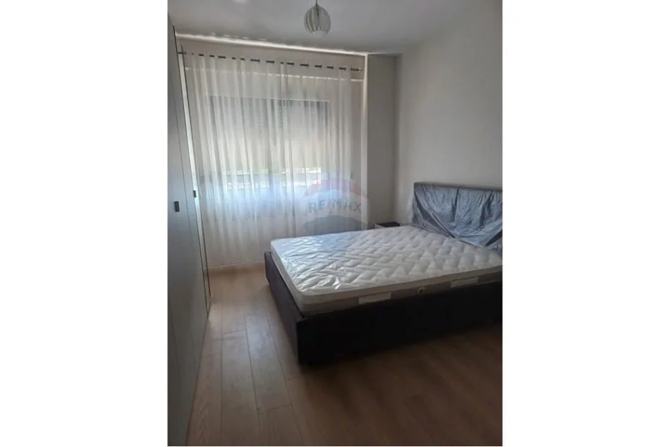 Tirane, jepet me qera 2+1+Ballkon Kati 3, 90 m² 600 € (Ish Fusha e Aviacionit)