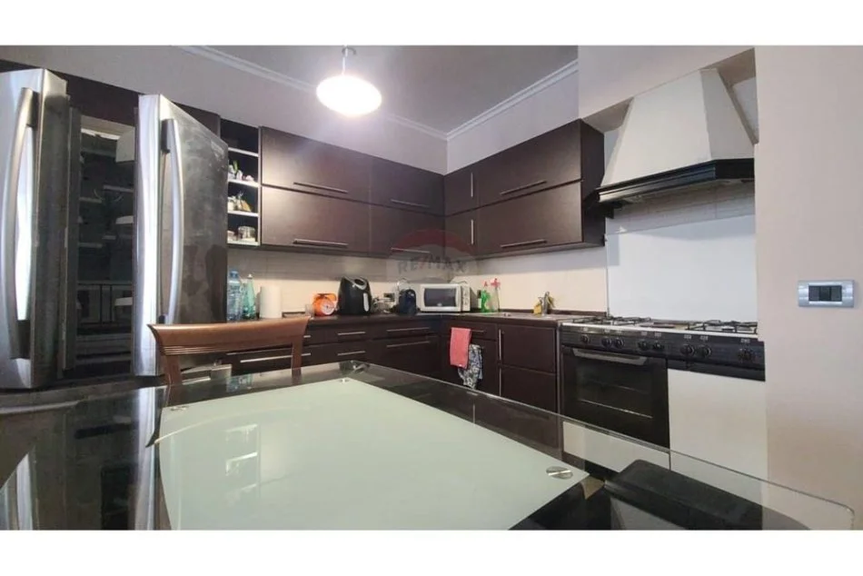 Tirane, jepet me qera apartament 2+1 Kati 4, 97 m² 700 € (Zogu i Zi)