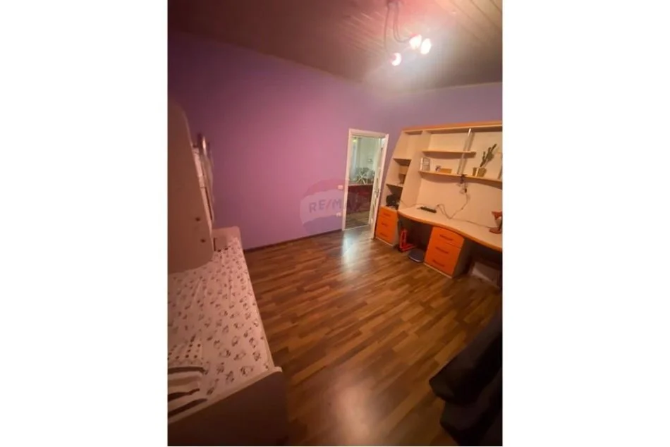 Tirane, jepet me qera apartament 2+1 , 650 € (Komuna)