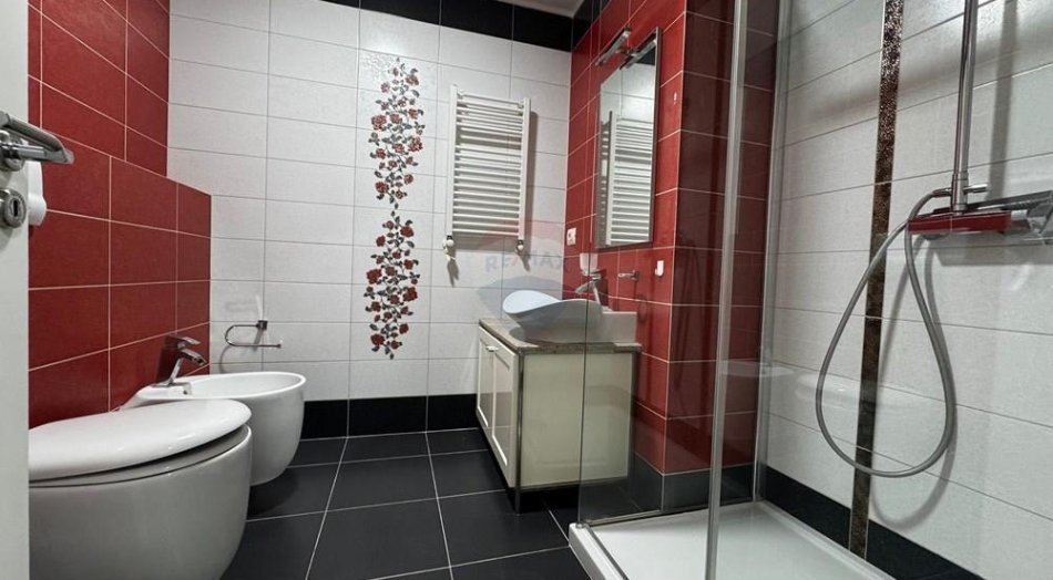 Tirane, jepet me qera apartament 3+1 Kati 5, 220 m² 2.200 € (Rruga e Elbasanit)