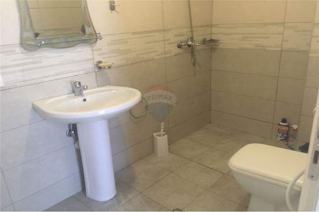Tirane, jepet me qera apartament 2+1+BLK Kati 5, 92 m² 350 Euro (Foto Xhavella)