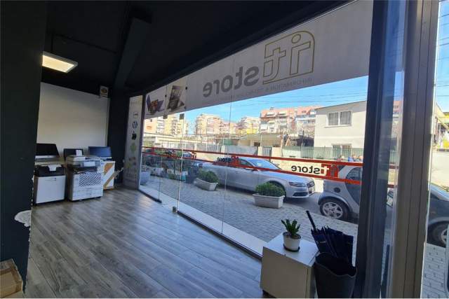 Tirane, jepet me qera dyqan Kati 0, 180 m² 900 Euro
