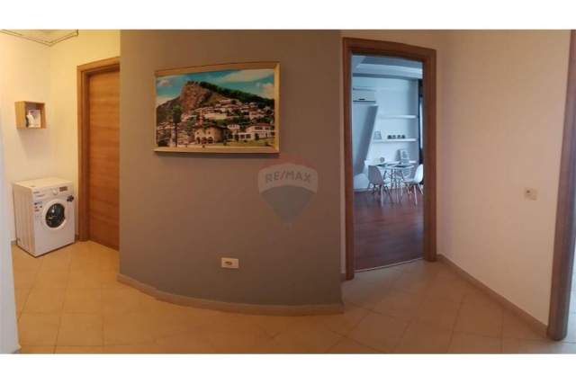 Tirane, jepet me qera apartament 1+1 Kati 3, 73 m² 450 Euro (Pazari ri)