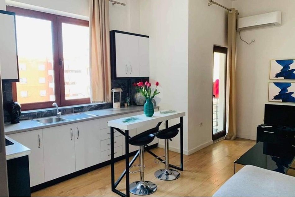 Tirane, jepet me qera apartament 1+1 , 65 m² 650 € (bulevardi bajram curri)