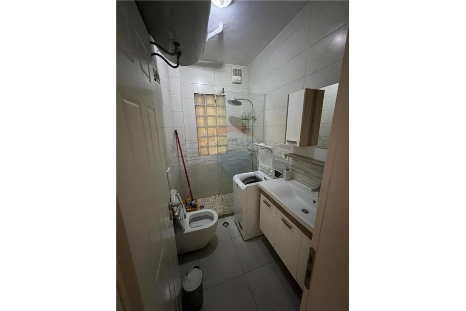 Jepet apartament 1+1 per qira ne Rrugen Fortuzi. 500eur