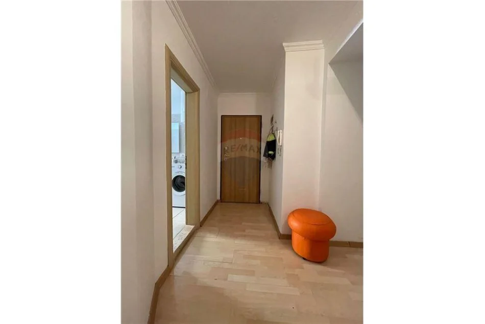 Shitet apartment 2+1 ne zonen e Bllokut!