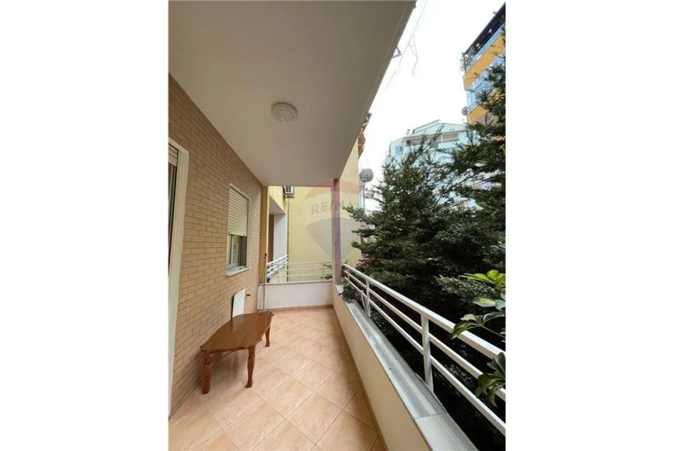 Tirane, jepet me qera apartament 2+1 Kati 2, 90 m² 580 € (Liqeni i Thate)