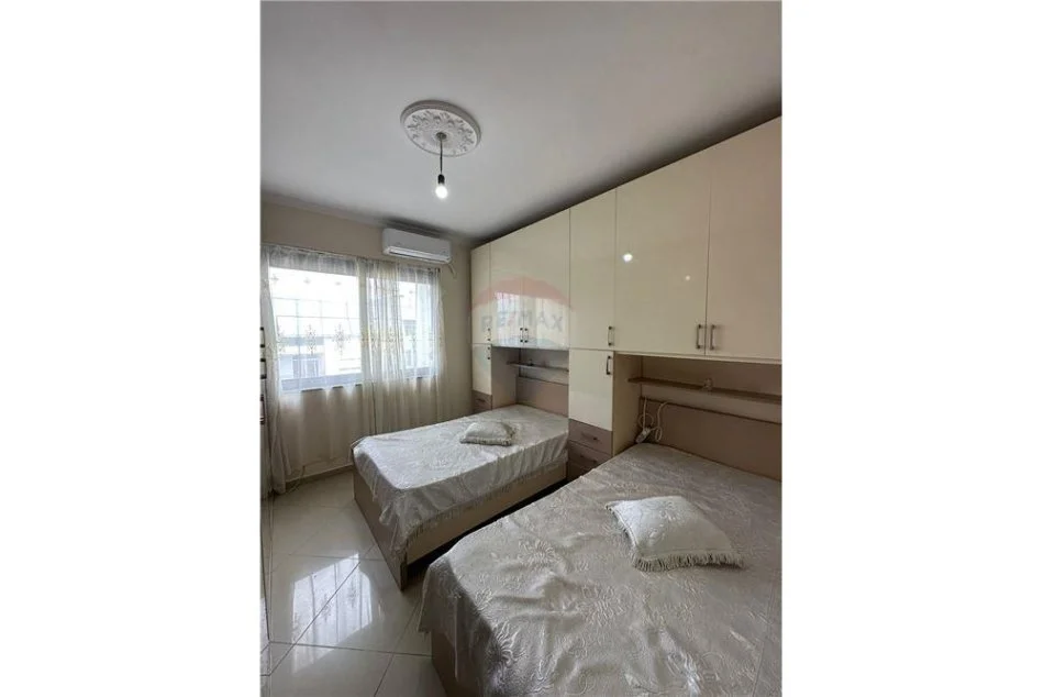Tirane, jepet me qera apartament 1+1 Kati 7, 100 m² 500 € (astir)
