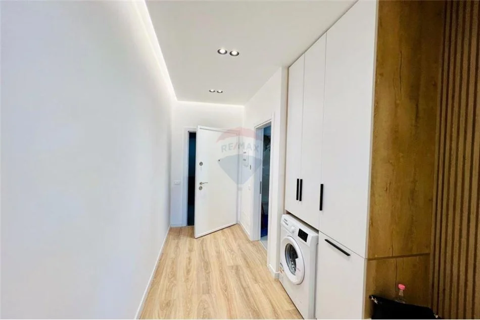 Tirane, jepet me qera apartament 1+1 Kati 9, 70 m² 500 € (Rruga e Dibres)