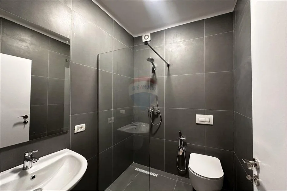 jepet me qera 2+1 Kati 3, 105 m² 800 € (21 dhjetori)