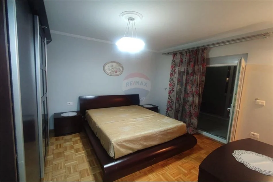 Tirane, jepet me qera apartament 2+1+Ballkon Kati 4, 95 m² 800 € (21 dhjetori)