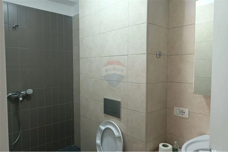 Tirane, jepet me qera apartament 2+1+Ballkon Kati 5, 128 m² 750 € (Rruga Frosina Plaku)
