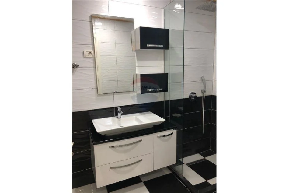 Tirane, jepet me qera apartament 2+1 , 120 m² 450 € (Rruga Teodor Keko)