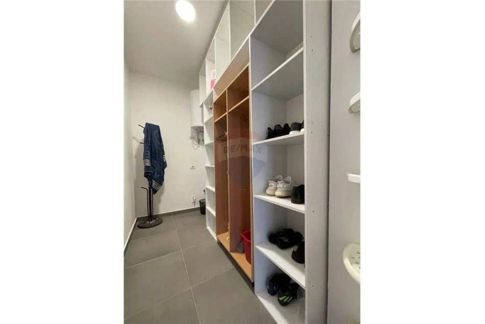 Tirane, jepet me qera apartament 3+1 Kati 3, 172 m² 1.000 € (Benjamin Kruta)