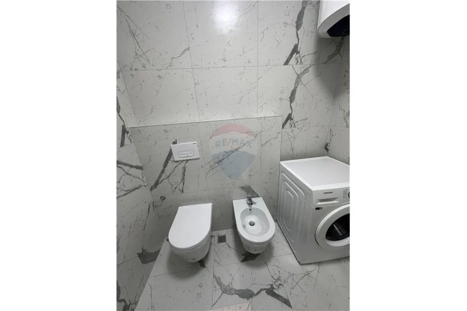 Tirane, jepet me qera apartament 1+1 , 60 m² 500 € (Shkolla e Bashkuar)