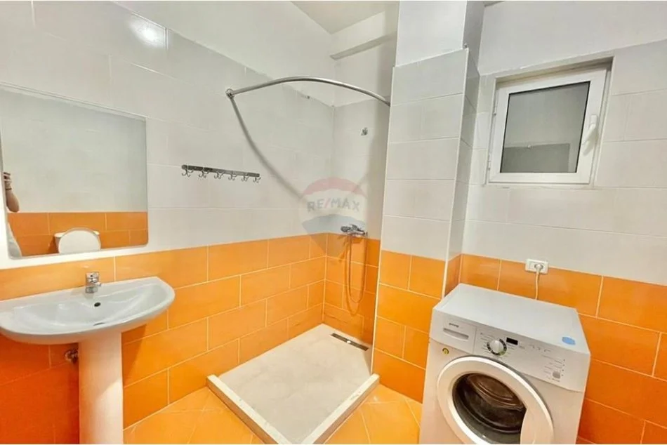 Tirane, jepet me qera apartament 1+1+Ballkon Kati 1, 64 m² 300 € (Rruga e Dajtit)