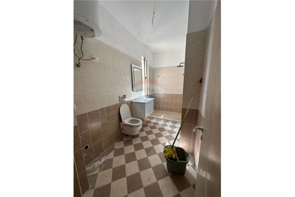 Tirane, jepet me qera apartament 1+1+Ballkon Kati 8, 65 m² 450 € (Yzberisht)