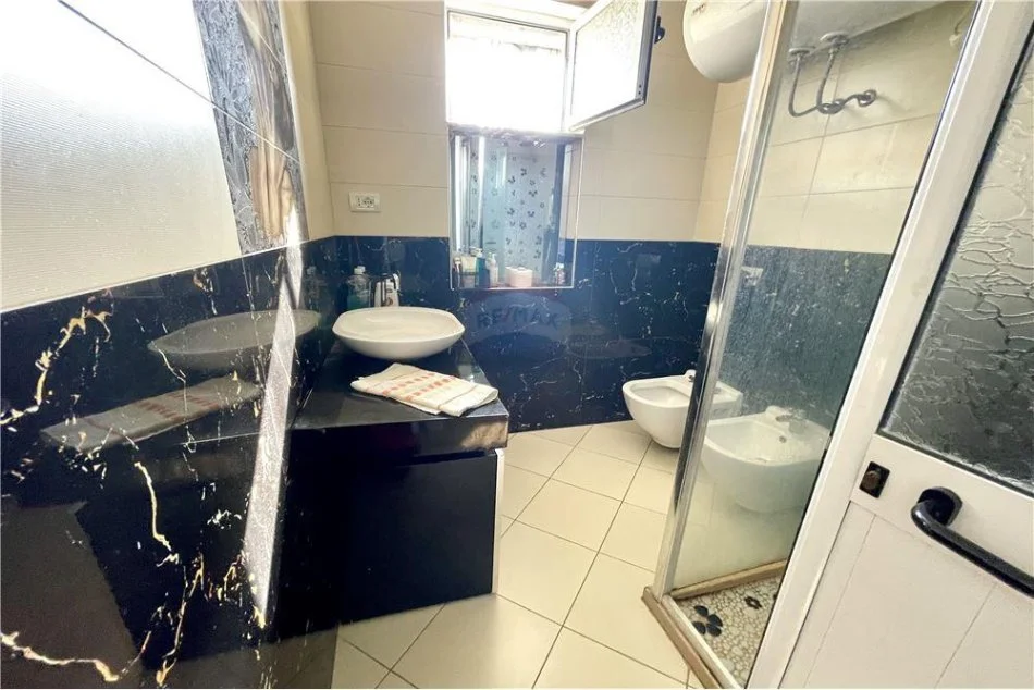 Tirane, shitet apartament 2+1 Kati 5, 59 m² 95.000 € (Pediatria - Rruga Kongresi i Manastirit)