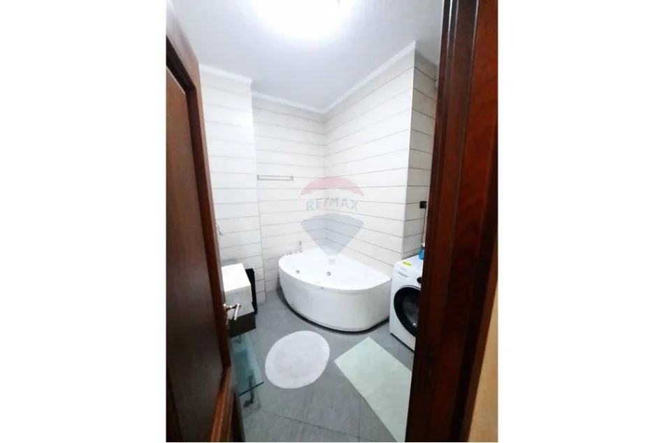Tirane, jepet me qera apartament 2+1 , 170 m² 1.300 € (Jepet me Qira Apartament tek Ambasada Amerikane)