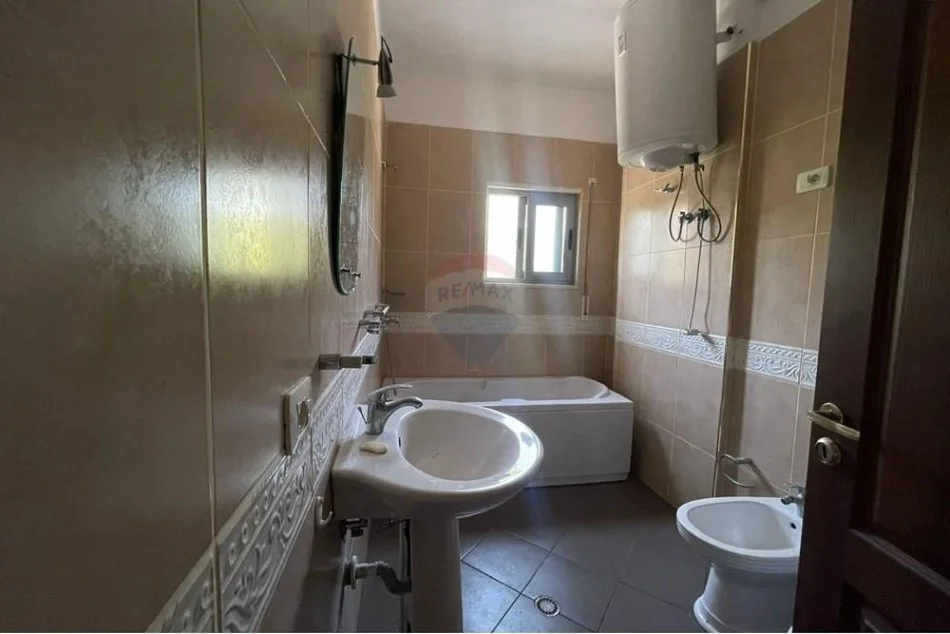 Tirane, jepet me qera apartament 2+1 Kati 1, 97 m² 400 € (Kopshti Botanik Xhamia)