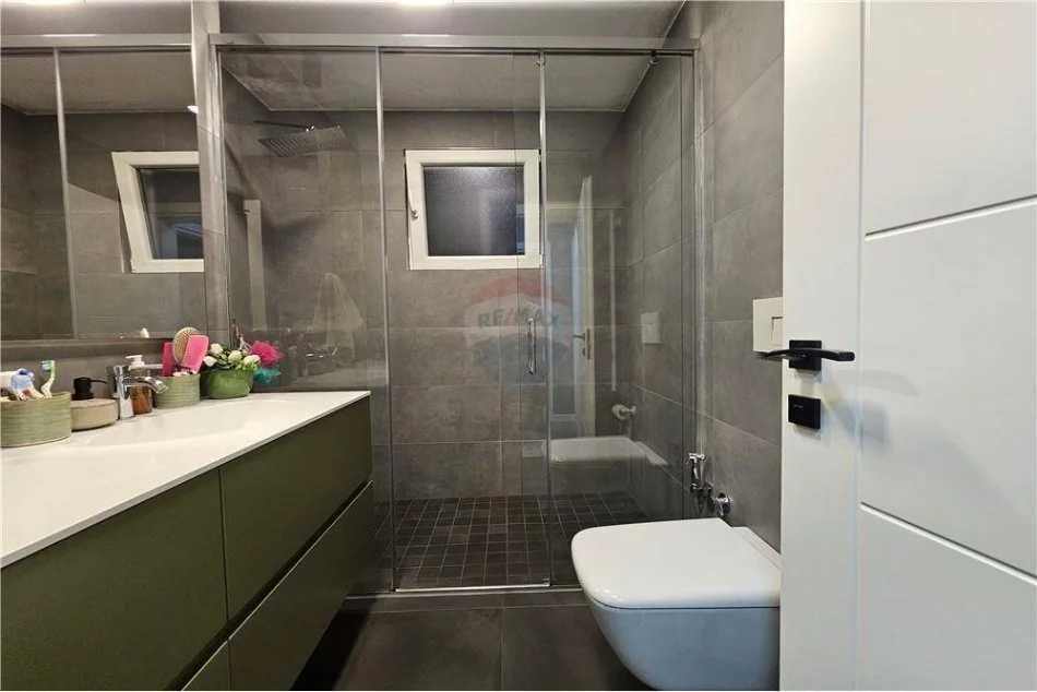 Tirane, shitet apartament 2+1 , 105 m² (Apartament 2+1+2 per shitje, Pallati me Shigjeta!)