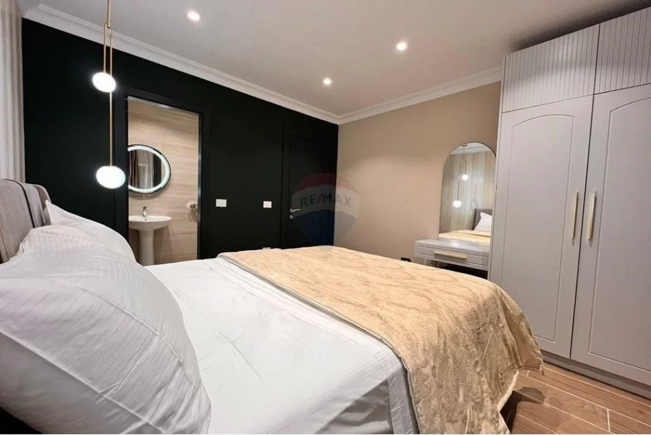 Tirane, jepet me qera apartament 2+1 Kati 5, 114 m² 1.300 € (Apartament 2+1+2 plus post parkimi me qira)