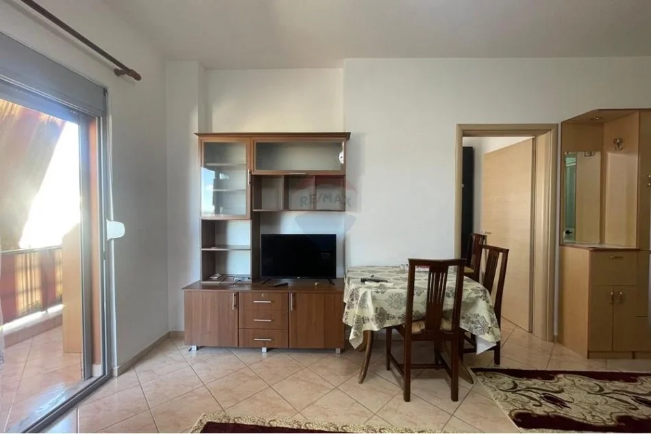 Tirane, jepet me qera apartament 1+1 Kati 4, 60 m² 300 € (Prane restorant freskut)