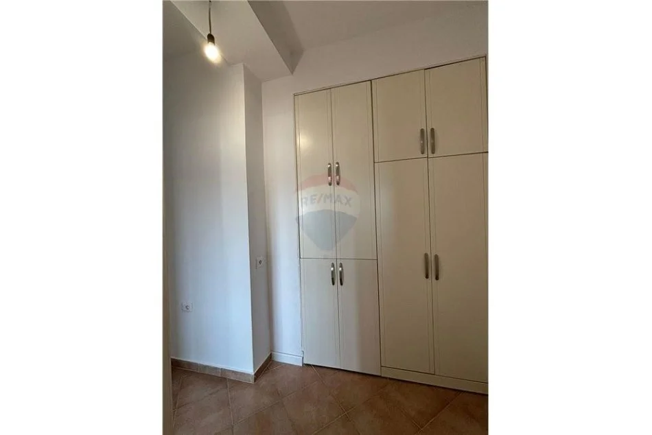 Tirane, jepet me qera apartament 2+1 Kati 7, 110 m² 450 € (Apartament 2+1 me qira tek Pallatet Cabej!)