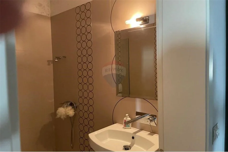 Tirane, jepet me qera apartament 2+1 Kati 3, 120 m² 800 € (Apartament 2+1+post parkimi me qira tek Selvia)