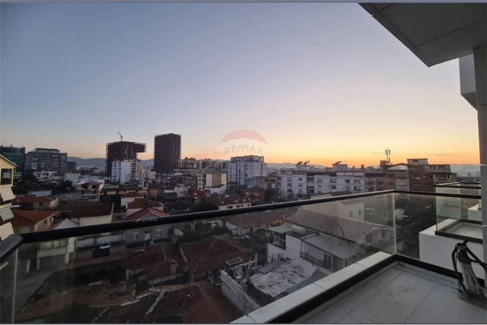 Tirane, jepet me qera apartament 2+1 Kati 5, 1.000 € (Rruga Skenderbeg)