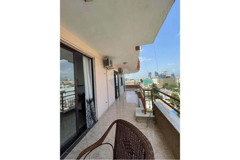 Tirane, jepet me qera apartament 2+1+Aneks+Ballkon Kati 8, 145 m² 800 € (Bllok - Libri Universitar)