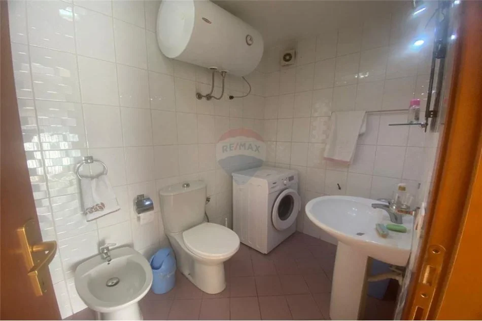 Tirane, jepet me qera apartament 2+1+Aneks+Ballkon Kati 9, 114 m² 800 € (Rruga e Barrikadave - Qendër)