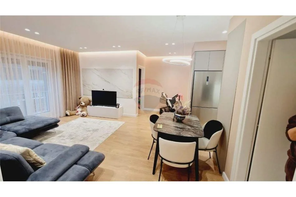 Tirane, jepet me qera apartament 2+1 Kati 1, 750 € (Rruga e Dibres)